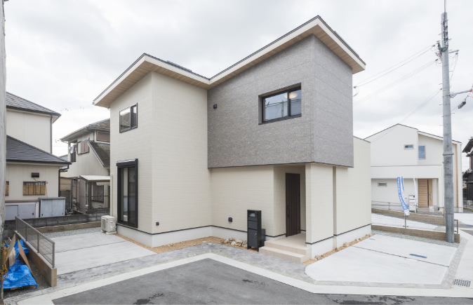 アイランドキッチンとサンルームのある家『ストークビレッジ宝殿